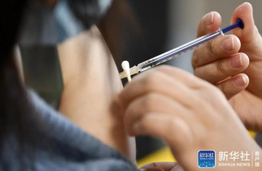 　　1月5日，在天津市薊州區興華大街社區衛生服務中心，醫務人員給疫苗接種者注射。新華社記者 李然 攝